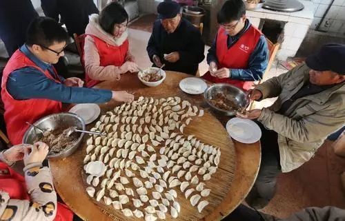 包饺子,迎冬至 新华社发