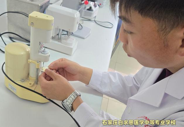 1782188201188598.jpg 石家庄白求恩医学院眼视光与配镜专业实训.jpg